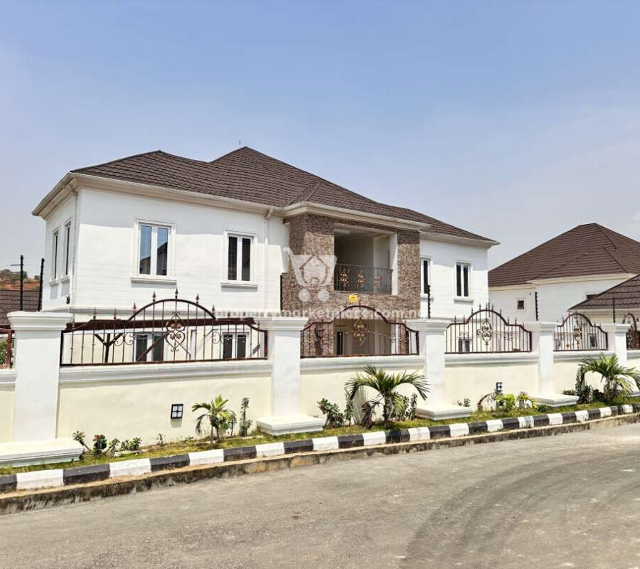 Superb 6 bedroom detached duplex with 3 rooms self contained