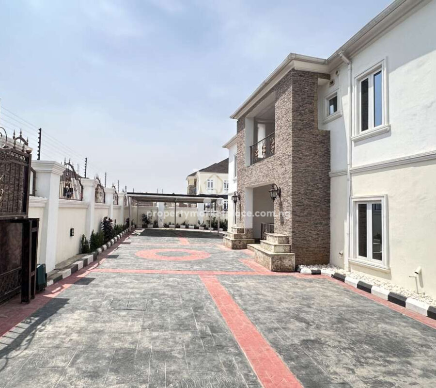 Superb 6 bedroom detached duplex with 3 rooms self contained