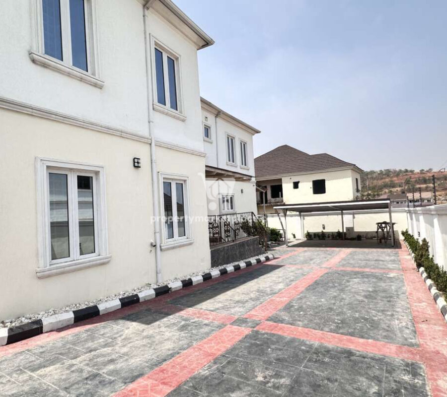 Superb 6 bedroom detached duplex with 3 rooms self contained