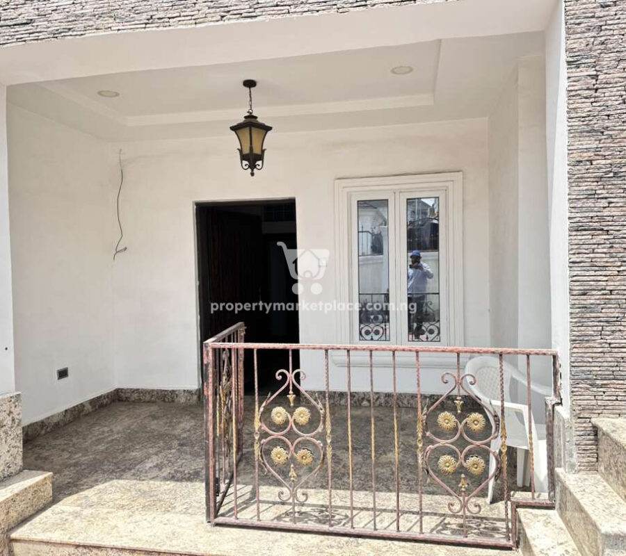 Superb 6 bedroom detached duplex with 3 rooms self contained