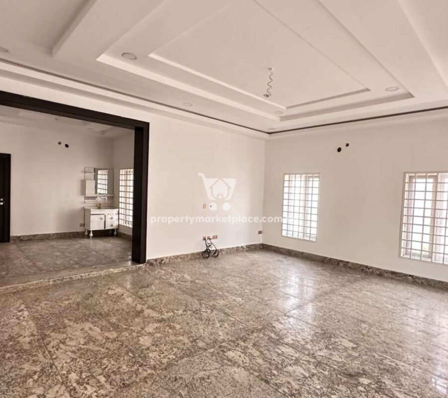 Superb 6 bedroom detached duplex with 3 rooms self contained
