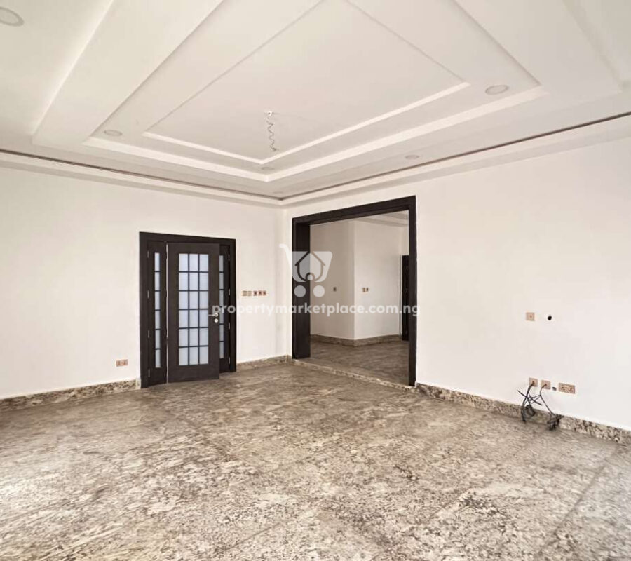 Superb 6 bedroom detached duplex with 3 rooms self contained