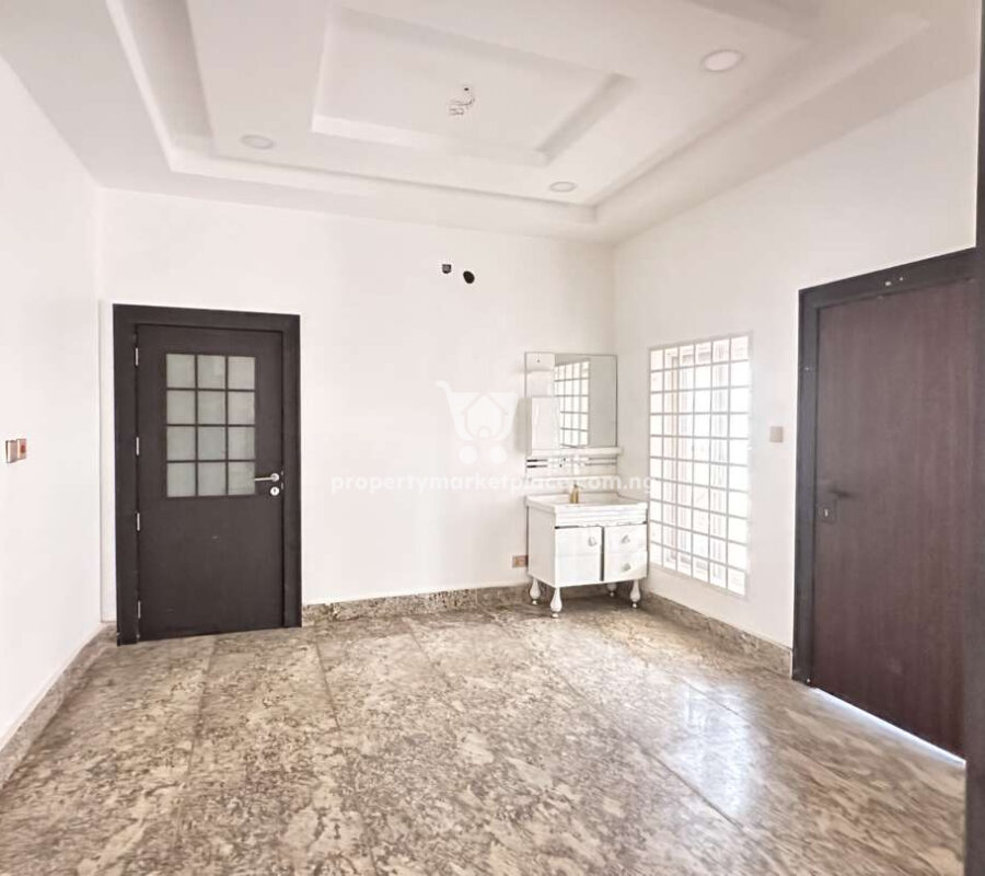 Superb 6 bedroom detached duplex with 3 rooms self contained