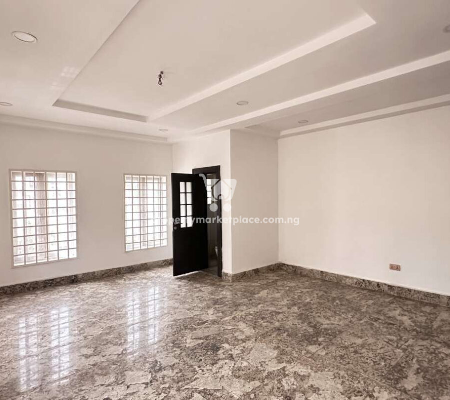 Superb 6 bedroom detached duplex with 3 rooms self contained