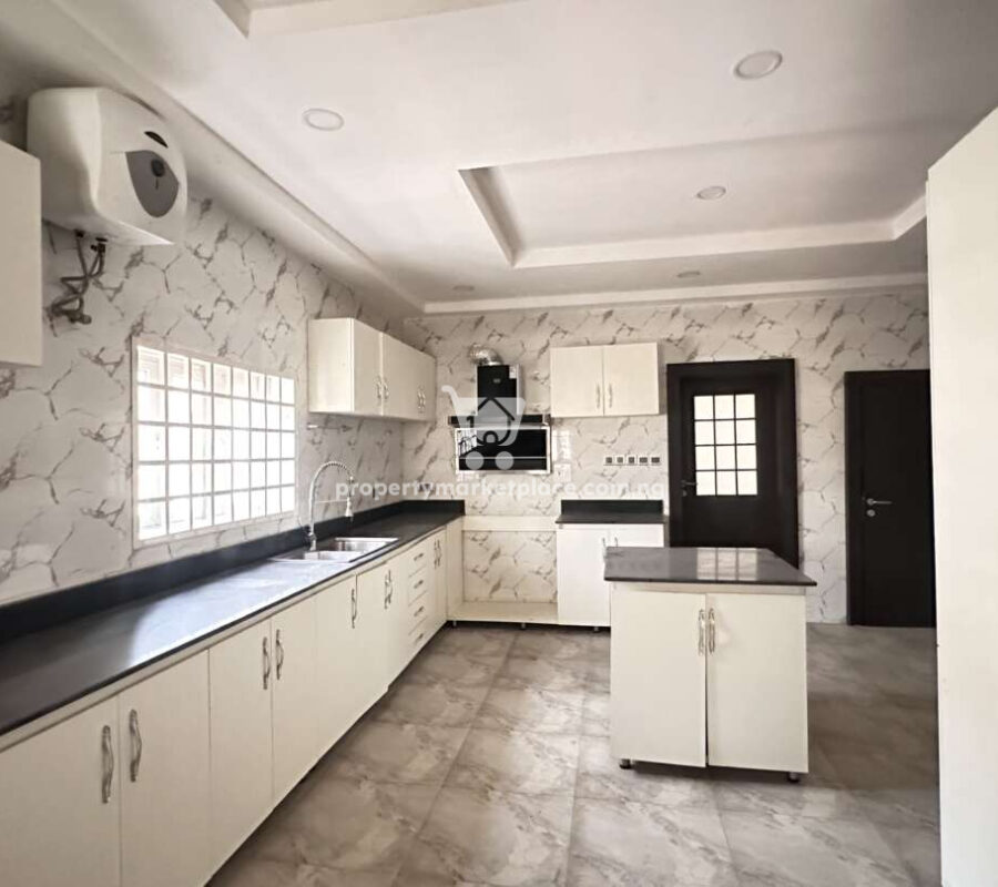 Superb 6 bedroom detached duplex with 3 rooms self contained
