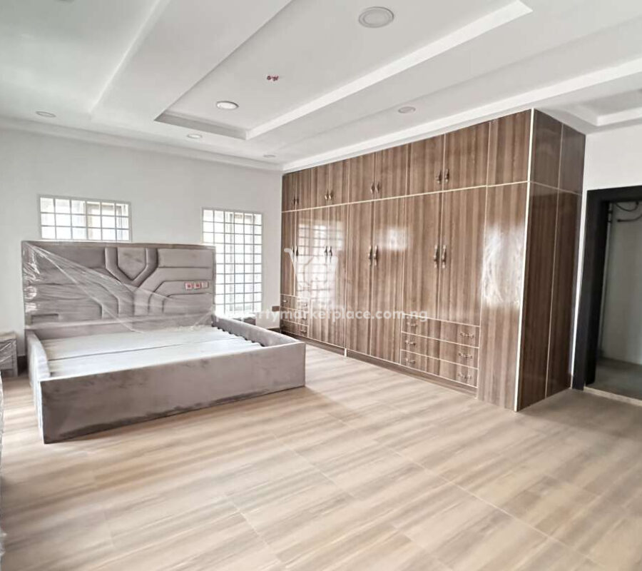 Superb 6 bedroom detached duplex with 3 rooms self contained