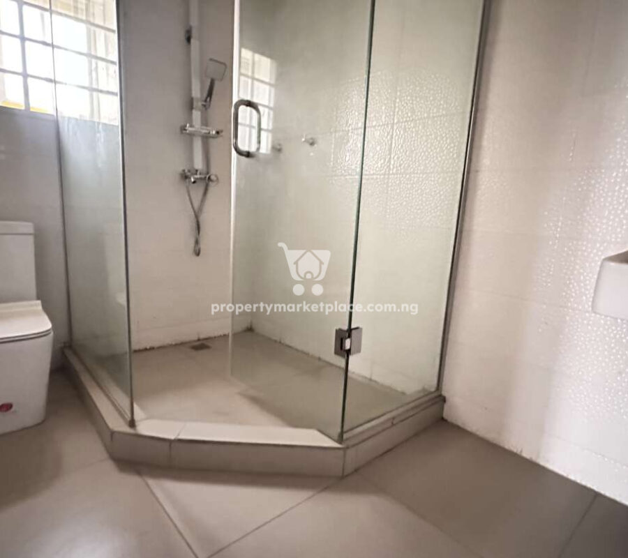 Superb 6 bedroom detached duplex with 3 rooms self contained