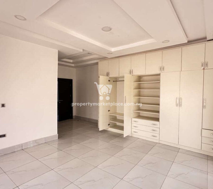 Superb 6 bedroom detached duplex with 3 rooms self contained