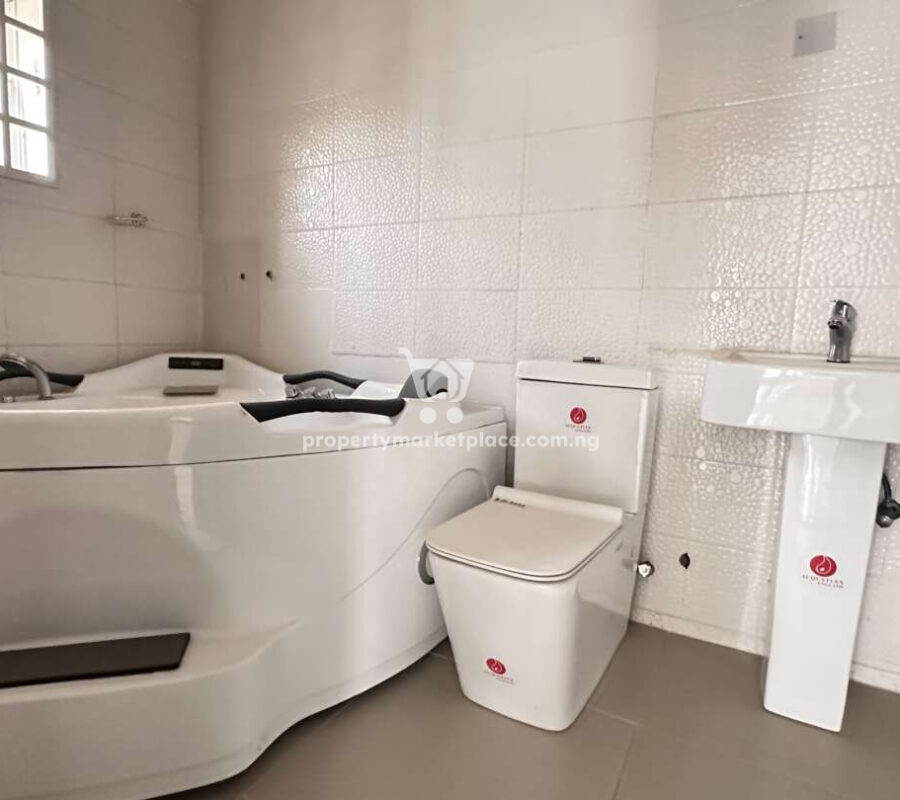 Superb 6 bedroom detached duplex with 3 rooms self contained