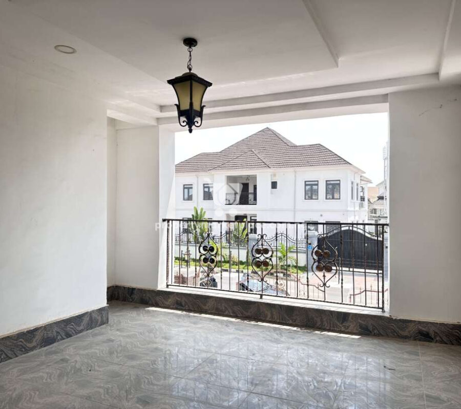 Superb 6 bedroom detached duplex with 3 rooms self contained