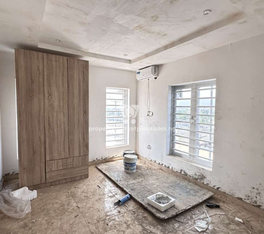 Exquisite 3 bedroom flat with ACs, fitted kitchen & inverter