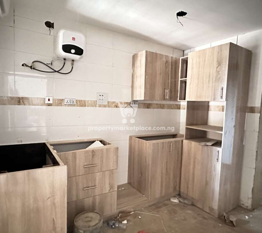 Exquisite 3 bedroom flat with ACs, fitted kitchen & inverter