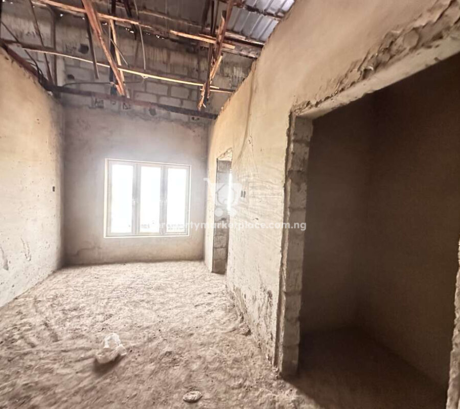 Luxurious 4 bedroom terrace duplex