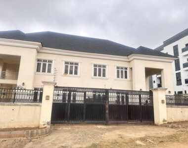 Luxurious 4 bedroom semi-detached duplex with Bq