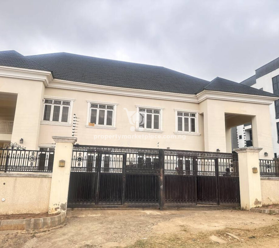 Luxurious 4 bedroom semi-detached duplex with Bq