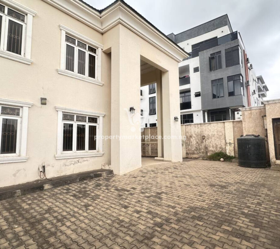 Luxurious 4 bedroom semi-detached duplex with Bq