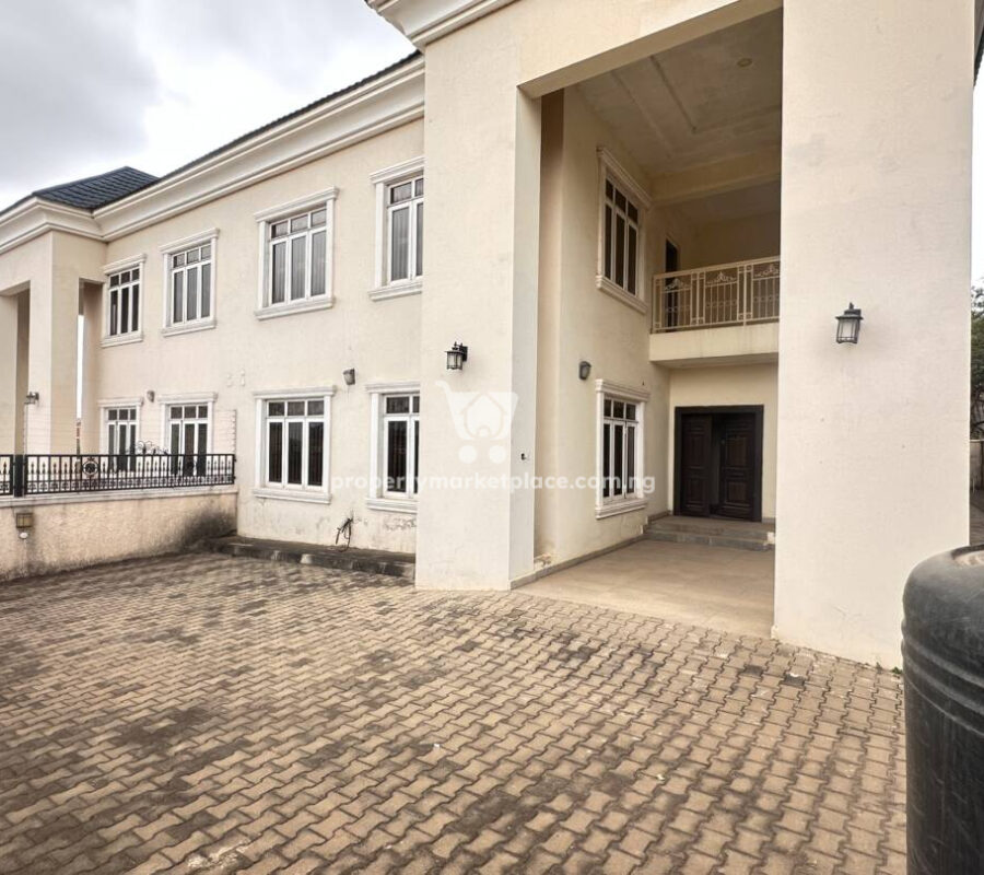Luxurious 4 bedroom semi-detached duplex with Bq