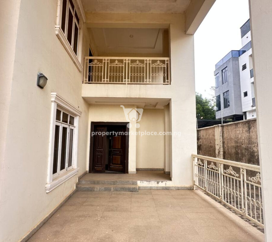 Luxurious 4 bedroom semi-detached duplex with Bq