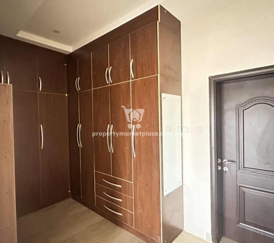Luxurious 4 bedroom semi-detached duplex with Bq