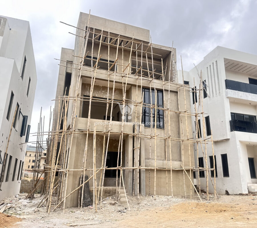 Luxurious 4 bedroom detached duplex