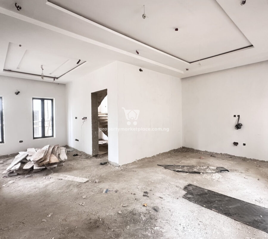 Luxurious 4 bedroom detached duplex