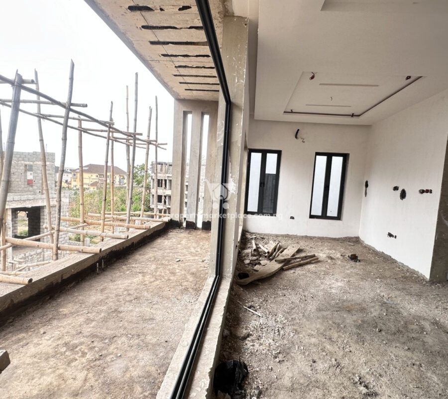 Luxurious 4 bedroom detached duplex