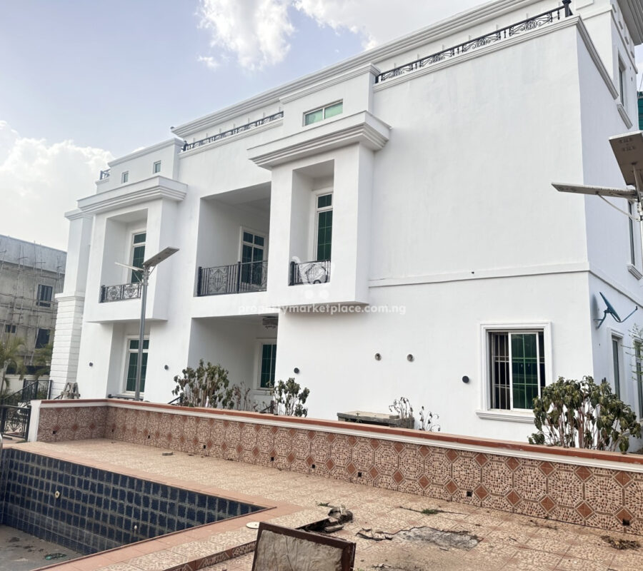 Luxurious 7 bedroom detached duplex with swimming pool