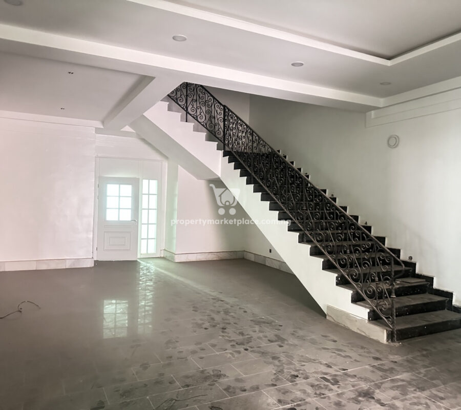 Luxurious 7 bedroom detached duplex with swimming pool