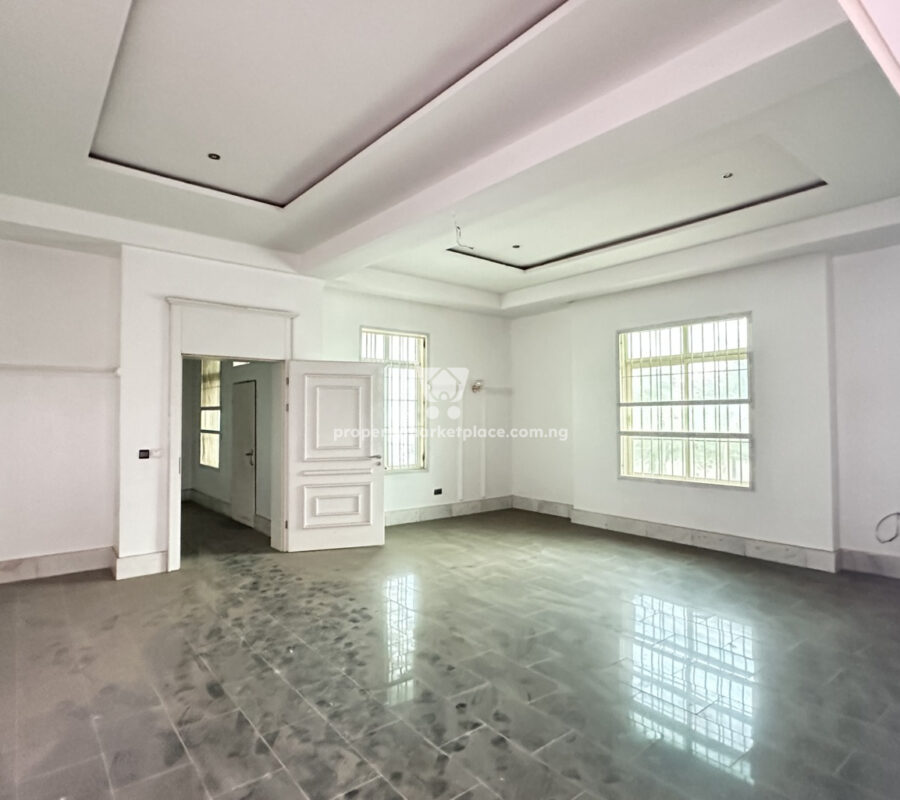 Luxurious 7 bedroom detached duplex with swimming pool