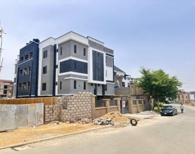 Massive 3 bedroom flat with a room Bq