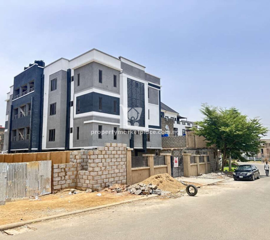 Massive 3 bedroom flat with a room Bq