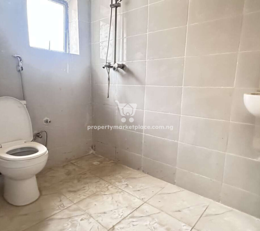 Massive 3 bedroom flat with a room Bq