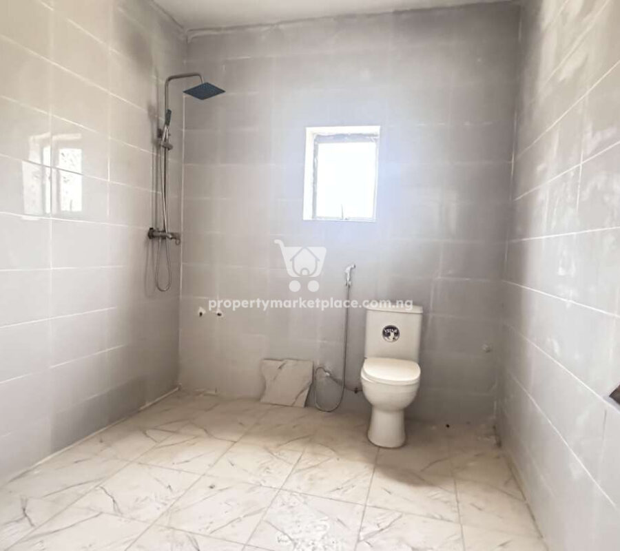 Massive 3 bedroom flat with a room Bq