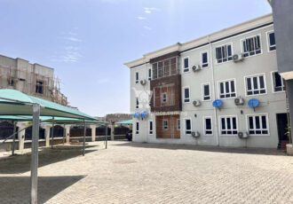 Luxurious 3 bedroom flat with a room Bq