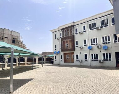 Luxurious 3 bedroom flat with a room Bq