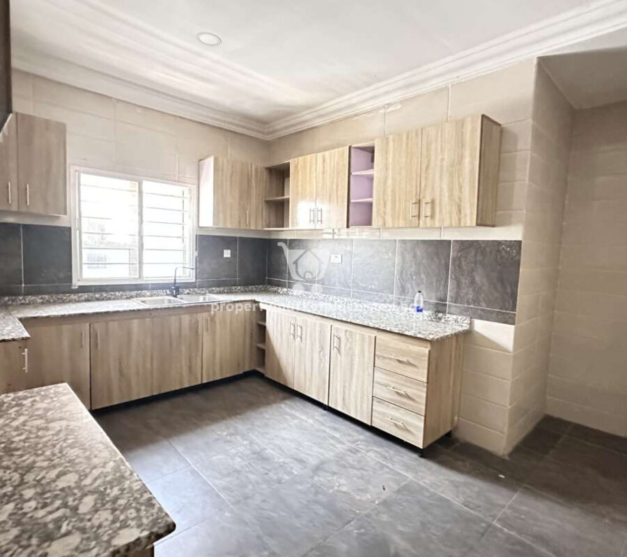 Luxurious 3 bedroom flat with a room Bq