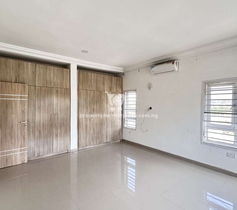 Luxurious 3 bedroom flat with a room Bq