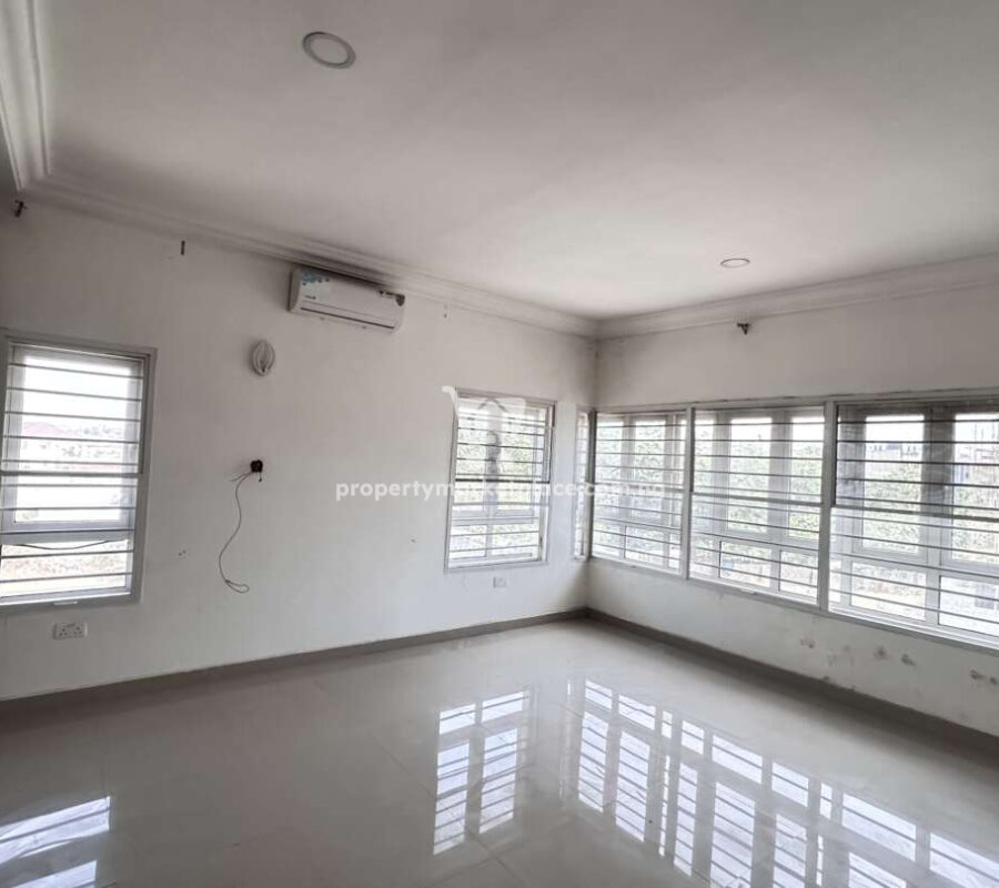 Luxurious 3 bedroom flat with a room Bq