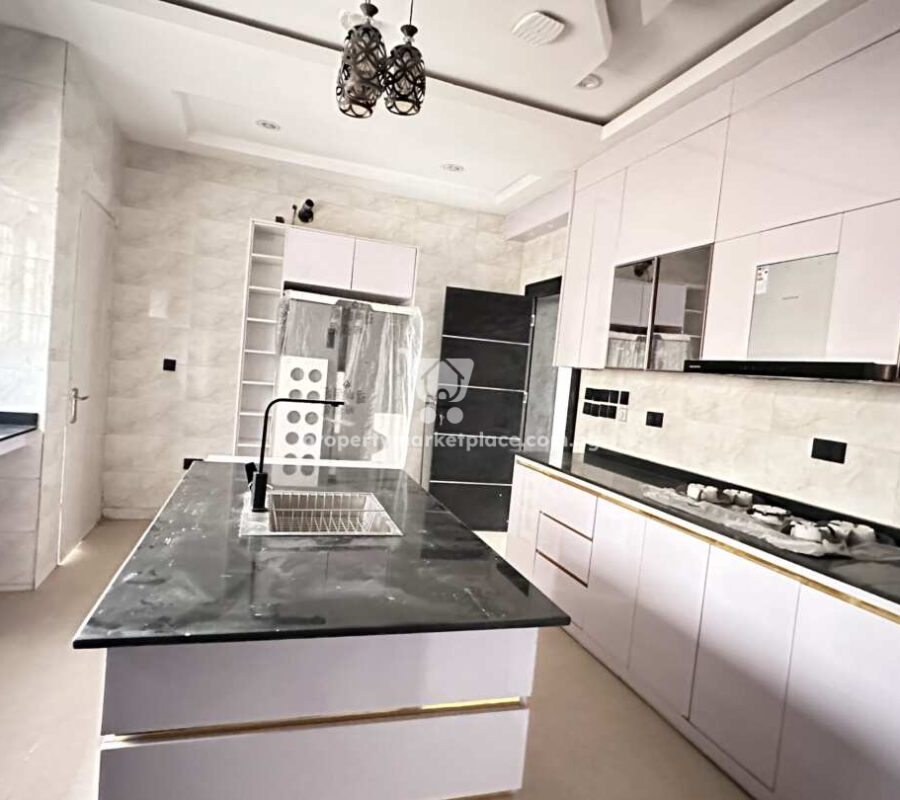Luxurious & solidly built 5 bedroom detached duplex with Bq