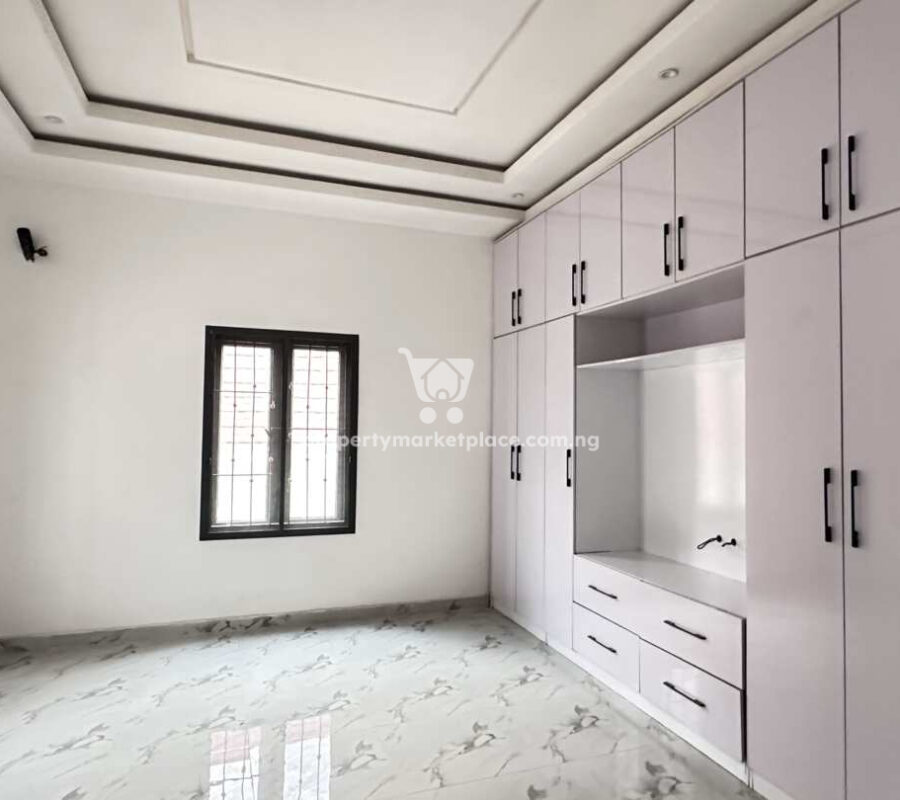 Luxurious & solidly built 5 bedroom detached duplex with Bq