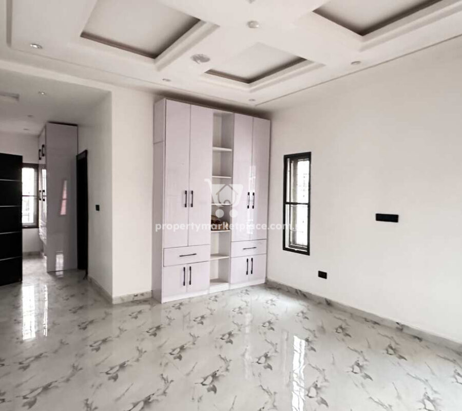 Luxurious & solidly built 5 bedroom detached duplex with Bq