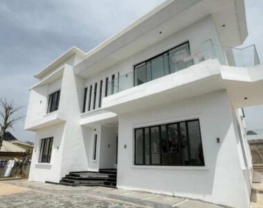 5 bedroom detached duplex with a room Bq