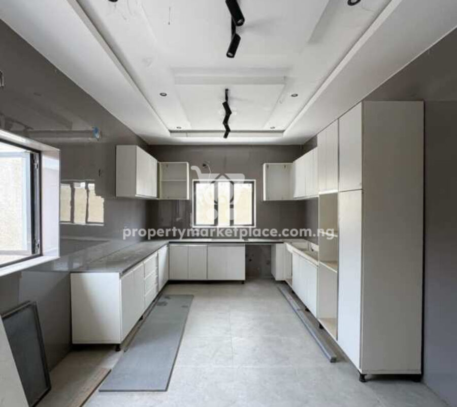 5 bedroom detached duplex with a room Bq