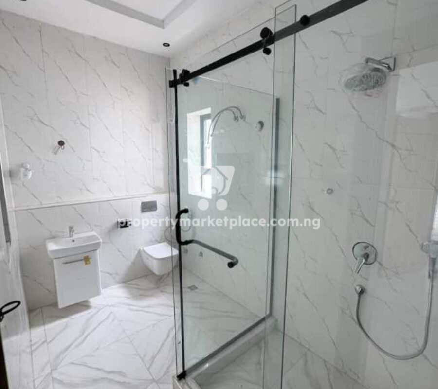 5 bedroom detached duplex with a room Bq