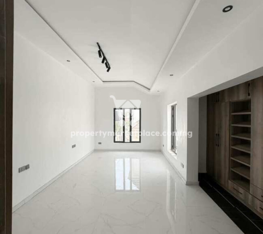 5 bedroom detached duplex with a room Bq