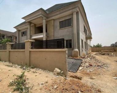 7 bedroom detached duplex with a room Bq