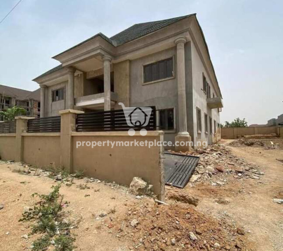7 bedroom detached duplex with a room Bq