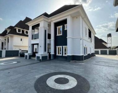 5 bedroom detached duplex with 2 rooms Bq