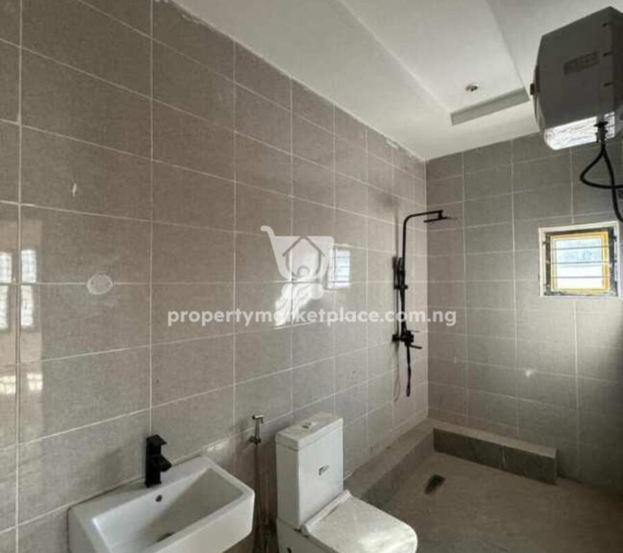 5 bedroom detached duplex with 2 rooms Bq