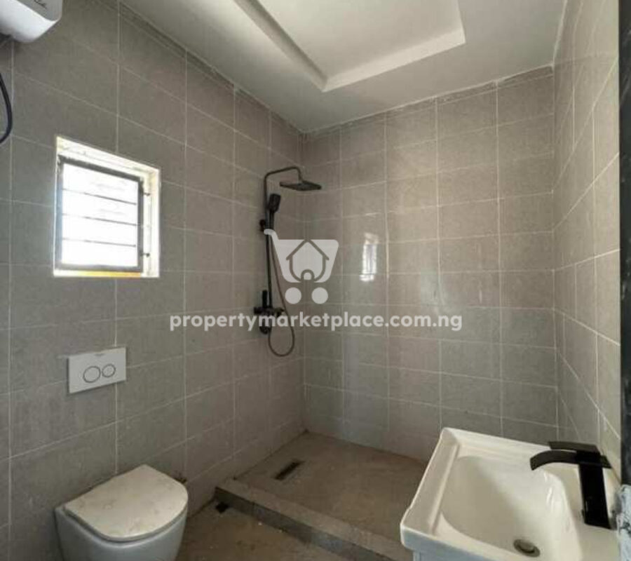 5 bedroom detached duplex with 2 rooms Bq